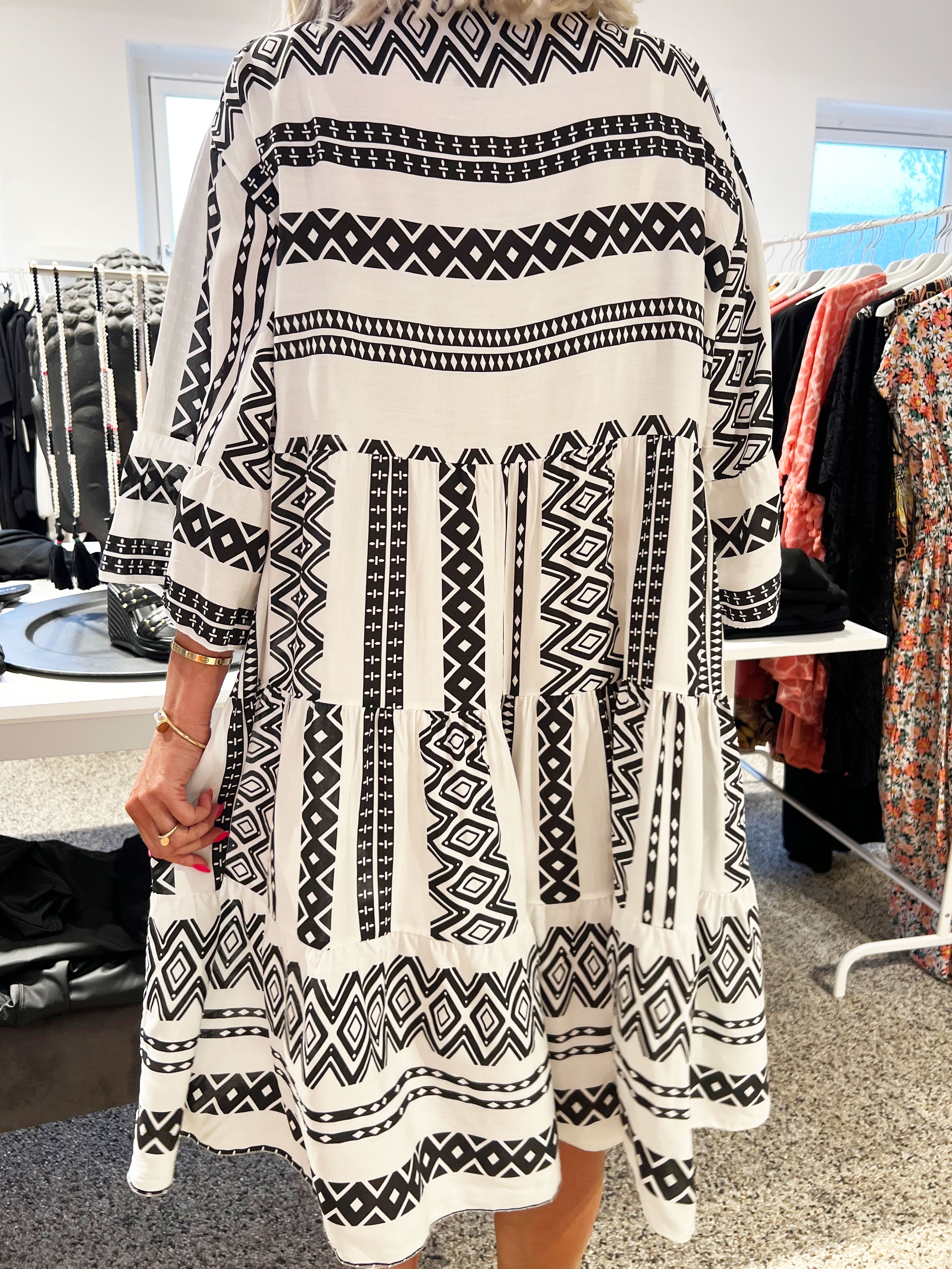 Ellie - Hvid lag på lag kjole med mønster